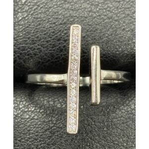 New Condition Sterling Silver Cubic Zirconia “T” Ring Size 7